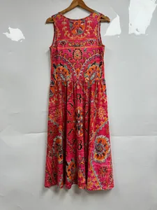 Mouwloze maxi-jurk in Boheemse stijl met vintage etnische print aan een hanger