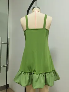 Vista posteriore di un mini abito verde con spalline sottili e bordo a volant