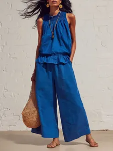 Elegantes blaues Boho-Leinen-Set mit Rüschentop und einer weit geschnittenen Hose