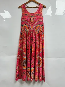 Detailweergave van bohemien paisley-print op een mouwloze roze zomerse maxi-jurk