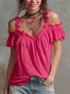 Elegante camicetta rosa con spalle scoperte, scollo a balze e maniche corte per l'estate