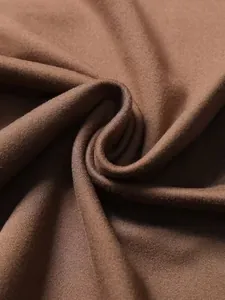 Vista macro dettagliata della trama del tessuto a maglia marrone morbido con pieghe