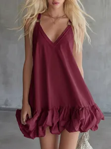 Dettaglio dell'abito mini bordeaux con scollo a V e orlo a palloncino con volant chic