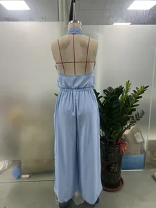 Vista trasera detallada de un mono halter azul claro en un maniquí en un entorno de estudio