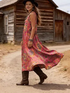 Mouwloze maxi-jurk met vintage boho bloemenprint gedragen door model buiten