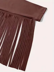 Dettaglio ravvicinato delle lunghe nappe marroni su questo elegante top da donna con frange