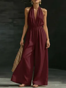 Elegante mono halter rojo vino con escote en V profundo y silueta fluida de pierna ancha