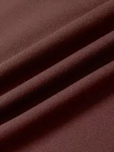 Macro della trama del morbido tessuto a maglia bordeaux per questo top alla moda.
