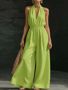 Mono elegante verde lima con cuello halter en V y pernera ancha para moda de verano.