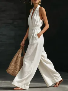 Elegante mono blanco de verano con cuello en V, estilo halter y diseño de pierna ancha