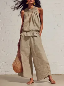 Ganzkörper-Modellaufnahme eines khaki Boho-Leinen-Zweiteilers mit Rüschendetails