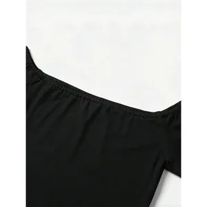 Dettaglio ravvicinato della scollatura elastica di questo elegante top nero da donna