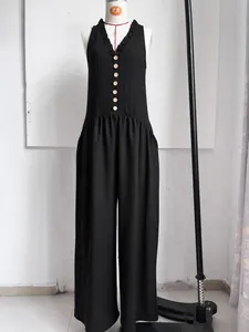 Détail de la combinaison bohème noire à col en V avec volants et boutons en bois