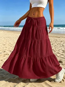 Dettaglio che mostra la trama plissettata e il design a balze della gonna lunga bordeaux