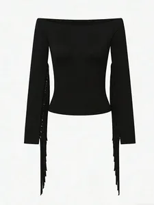 Elegante top nero a spalle scoperte a maniche lunghe con esclusivi dettagli in frange