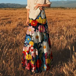 Bloemen olieverfpatroon detail op een Boheemse rok in een zonnig tarweveld bij zonsondergang