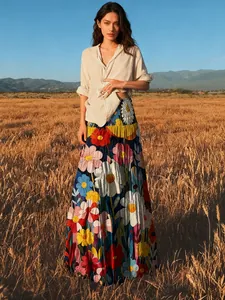 Gedetailleerd overzicht van bohemian bloemenprint op lange elegante uitlopende rok