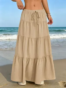 Dettaglio di una gonna maxi a balze kaki con vita a coulisse in uno stile boho.