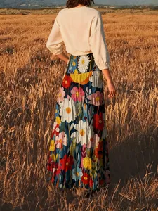 Achteraanzicht van een bohemien maxi-rok met bloemenprint en olieverf-stijl in veld