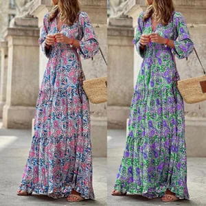 Due varianti di abito lungo boho con stampa paisley, scollo a V e gonna a balze