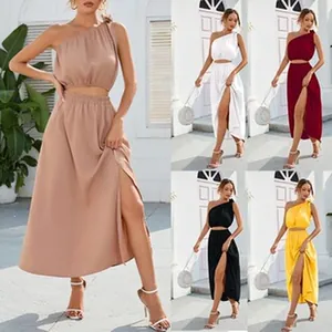 Elegante completo due pezzi con top monospalla e gonna lunga con spacco alto estivo moda