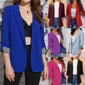 Detaillierte Collage von Damen-Strickblazern in verschiedenen Farben mit Reverskragen.