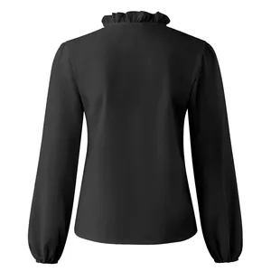 Vista posteriore di un'elegante camicetta nera da donna con colletto a balze chic.