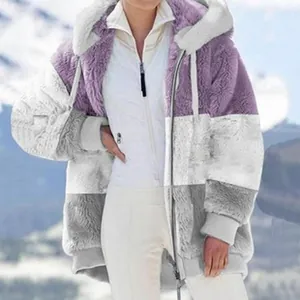 Nahaufnahme einer flauschigen Damenkapuzenjacke in lila und grauem Color-Block-Design