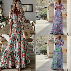 Details von böhmischen Maxi-Kleidern mit V-Ausschnitt und verschiedenen Paisley-Mustern