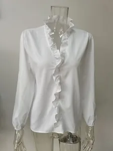 Elegante camicetta bianca a maniche lunghe con volant femminili sullo scollo a V