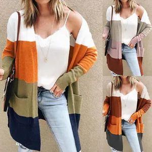 Langärmelige Strickjacke für Damen im Colour-Block-Design in verschiedenen Farben.