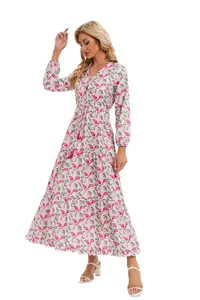 Vue complète de la robe longue bohème à fleurs avec col en V et manches longues.
