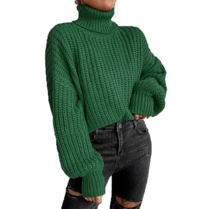 Nahaufnahme der Strickstruktur und des Rollkragens eines grünen Damenpullovers