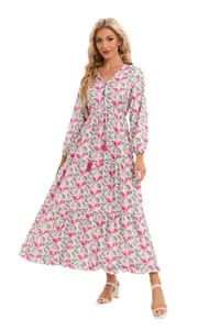 Robe maxi bohème à col en V avec imprimé floral rose et manches longues sur un mannequin