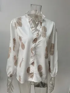 Elegante camicia bianca a maniche lunghe con volant e stampa ananas marrone