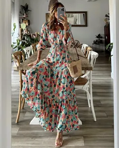 Modèle portant une robe longue bohème à fleurs et col en V dans un intérieur élégant