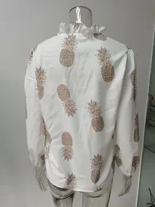 Vista posteriore della camicetta a maniche lunghe da donna con stampa ananas