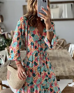 Vue détaillée d'une robe longue bohème à col en V avec des imprimés floraux vibrants.