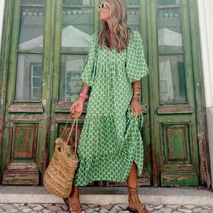 Elegantes grünes Maxikleid mit geometrischem Print und Puffärmeln für den Herbst-Look.