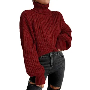 Detailansicht eines roten Oversize-Rollkragenpullovers mit dickem Rippstrickmuster
