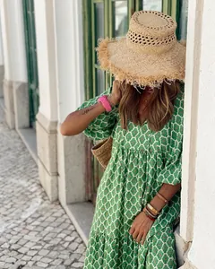 Detail eines grünen Maxikleides mit geometrischem Druck und Puffärmeln im coolen Streetstyle