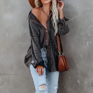 Modische Oversize-Strickjacke mit Waffelstruktur und Reverskragen für Damen im Street-Style.