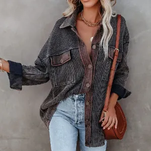 Detaillierte Nahaufnahme der übergroßen Waffelstrickjacke mit braunem Kragen und Taschen