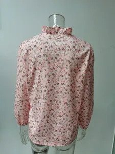 Vista posteriore di una camicetta rosa a maniche lunghe con stampa floreale e collo a volant