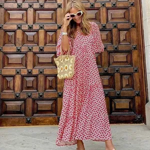 Lifestyle-Aufnahme eines Maxikleids mit geometrischem Print in Rot-Weiß und Puffärmeln