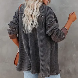 Rückansicht eines übergroßen Damen-Cardigans aus Waffelstrick in Dunkelgrau mit Revers