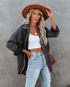 Detailansicht der Damen Waffelstrickjacke mit Knopfleiste im modernen Oversize-Vintage-Stil