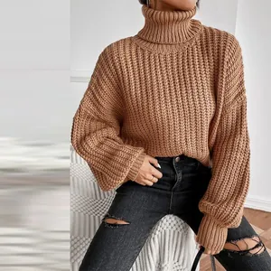 Warmer brauner Grobstrick-Rollkragenpullover mit stilvoll überschnittenen Schultern
