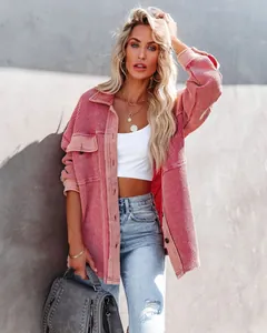 Detailansicht der Damen-Strickjacke aus Waffelstrick mit Revers und Einreiher-Knopfleiste