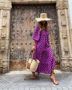 Violettes Boho-Maxikleid mit Puffärmeln und rosa geometrischem Muster in rustikaler Umgebung